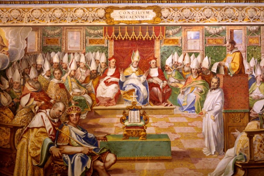 A Igreja Católica - O Concílio foi aberto formalmente a 20 de maio, na estrutura central do palácio imperial.Apenas 318 bispos compareceram, o que equivalia a apenas uns 18% de todos os bispos do Império.