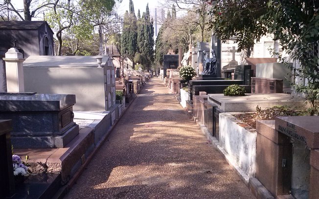 No Cemitério 1