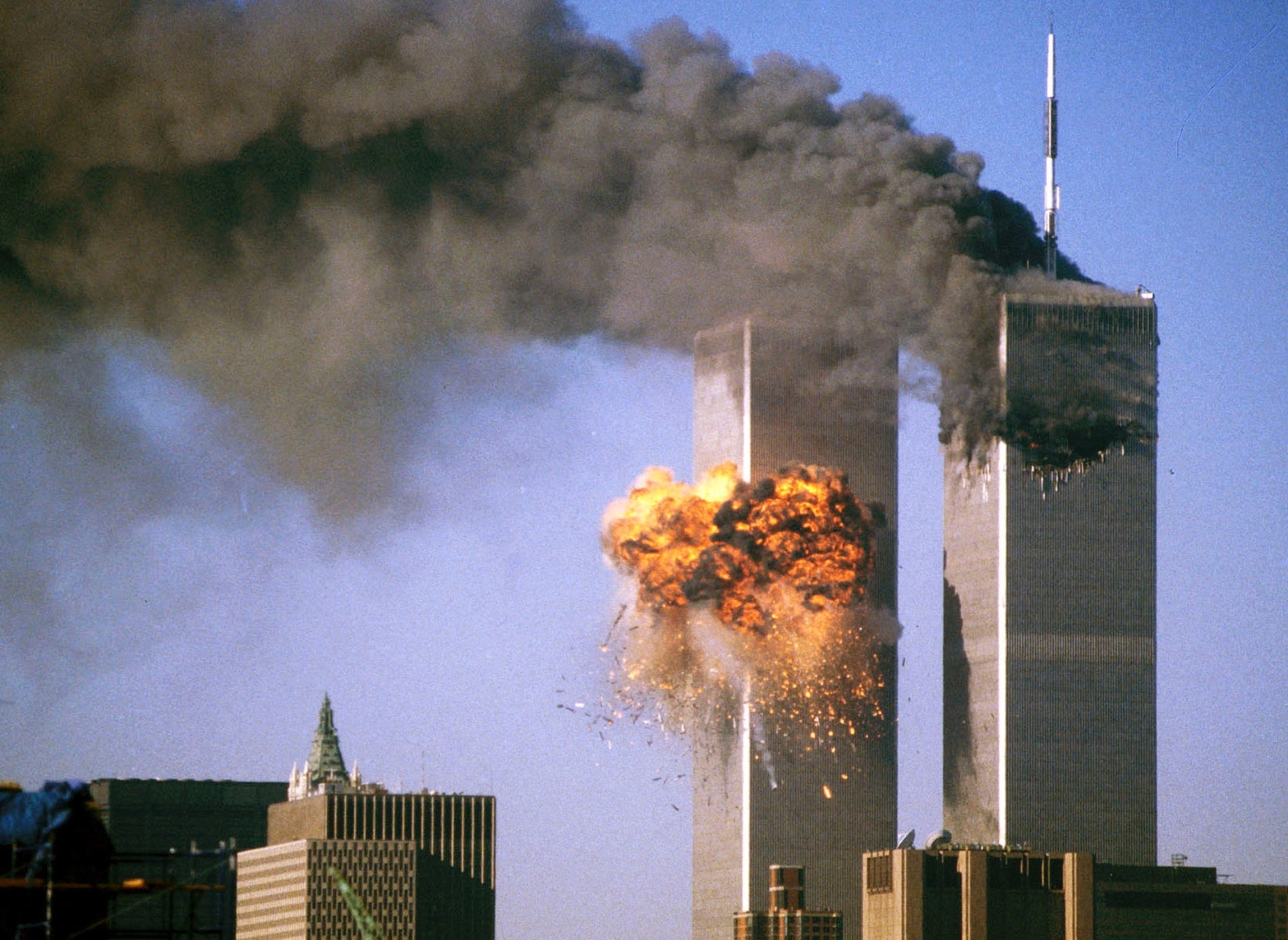 Imagem das torres gemes do Word Trade Center logo após ataque terrorista em 11 de setembro de 2001
