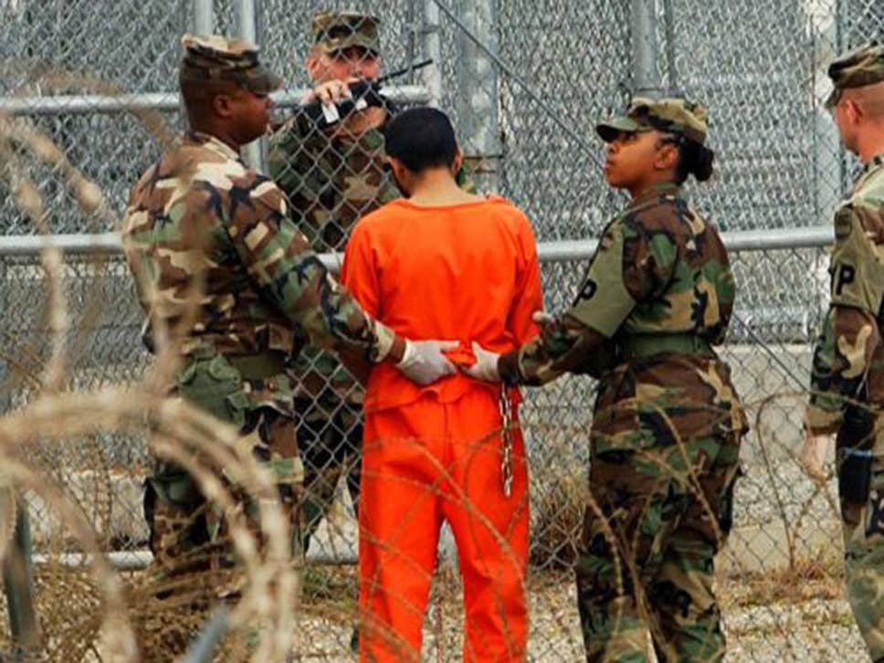 Um prisioneiro é levado para interrogatório em Guantánamo (Getty)