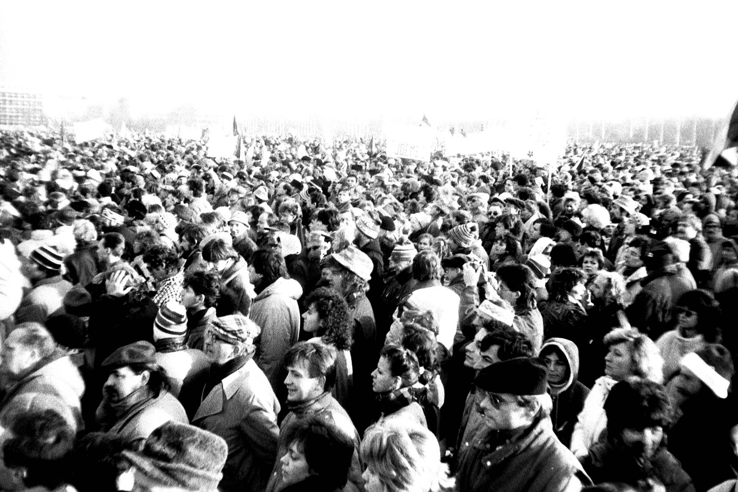 A Revolução de Veludo (17 de novembro a 29 de dezembro de 1989) refere-se à revolução não agressiva na antiga Checoslováquia que testemunhou a deposição do governo comunista daquele país. Esta é vista como uma das mais importantes revoluções de 1989.