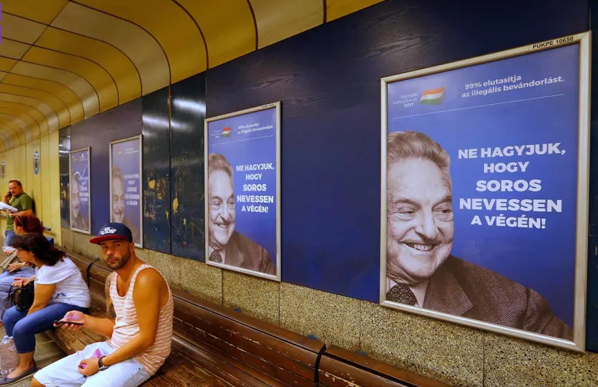 O cartaz do governo húngaro, representando o financista George Soros e dizendo "Não deixe George Soros dar a última risada", é visto em uma parada subterrânea em Budapeste. (Reuters / Laszlo Balogh)