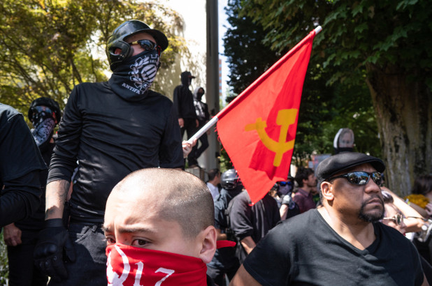 Antifa é um movimento revolucionário da milícia marxista / anarquista que busca derrubar os governos democráticos por meio de violência e intimidação