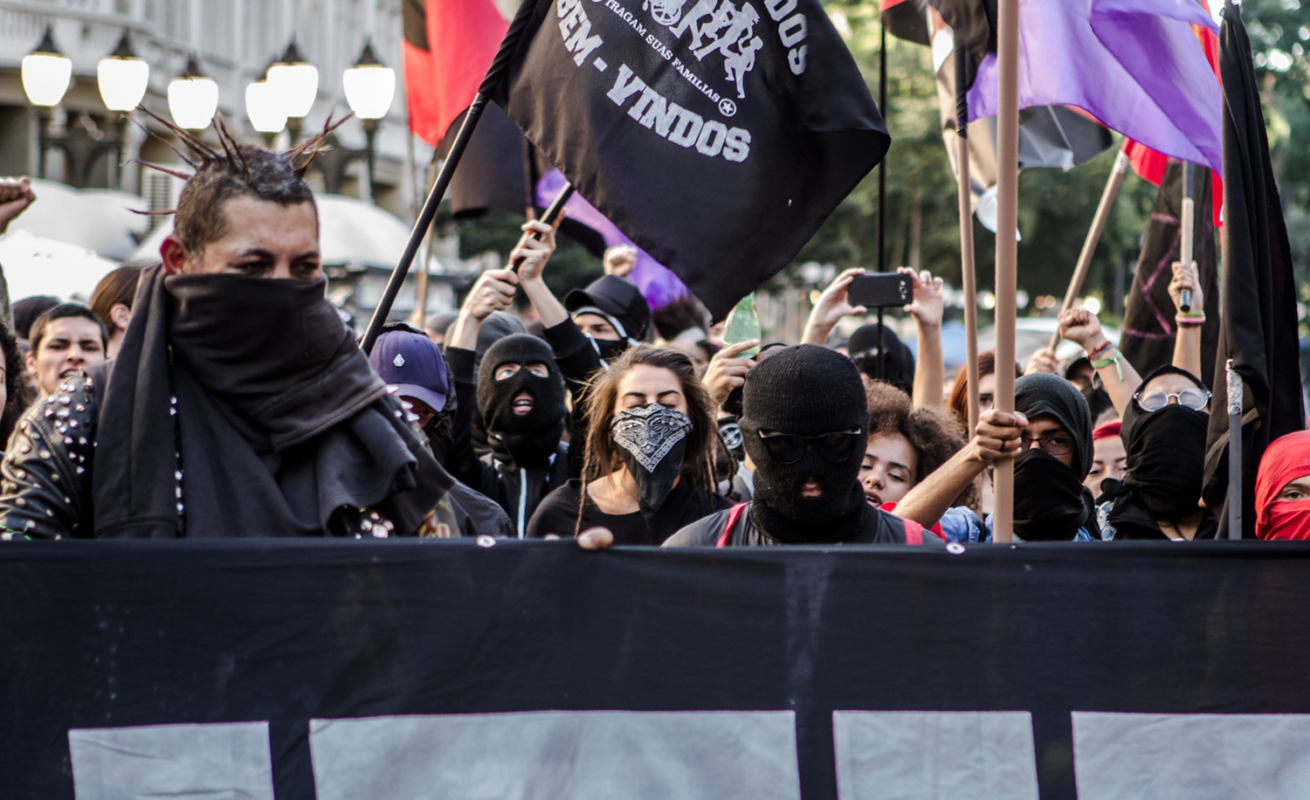 Antifa é um movimento revolucionário da milícia marxista / anarquista que busca derrubar os governos democráticos por meio de violência e intimidação