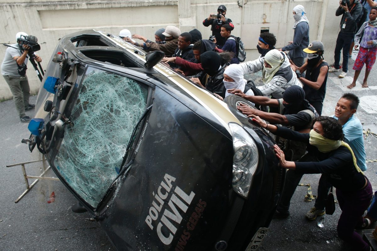 manifestantes depredam viatura da policia civil