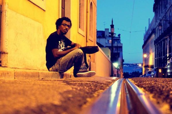 Plácido Vaz é um jovem cantor e compositor cabo-verdiano que atualmente mora em Portugal. Entre sua infância no arquipélago africano e sua juventude na pátria...