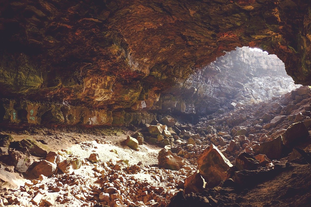 Cavernas Umbralinas - A Vida além da vida nos traz situações de aprendizado que jamais imaginaríamos confrontar conosco mesmo