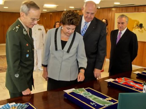 Após Calar Forças Armadas em 31 de Março, Dilma é Condecorada 69