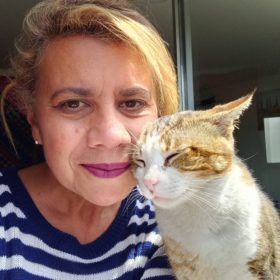 Cláudia Rolim é uma jornalista brasileira que aos 50 anos de idade se aventurou a mudar para Portugal...