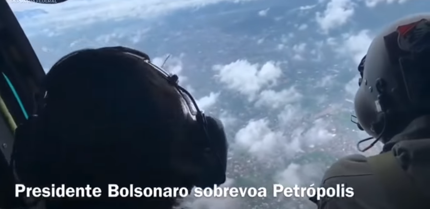 Nesta sexta-feira (18), o presidente da República, Jair Bolsonaro, realizou um sobrevoo nas áreas de Petrópolis, no Rio de Janeiro