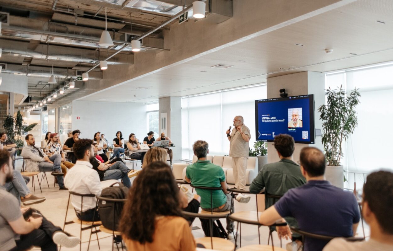 Durante o evento ' HIV/AIDS: Conhecendo os direitos das pessoas e celebrando os avanços da medicina ', organizado pelo Fórum de Empresas e Direitos LGBTI+,...