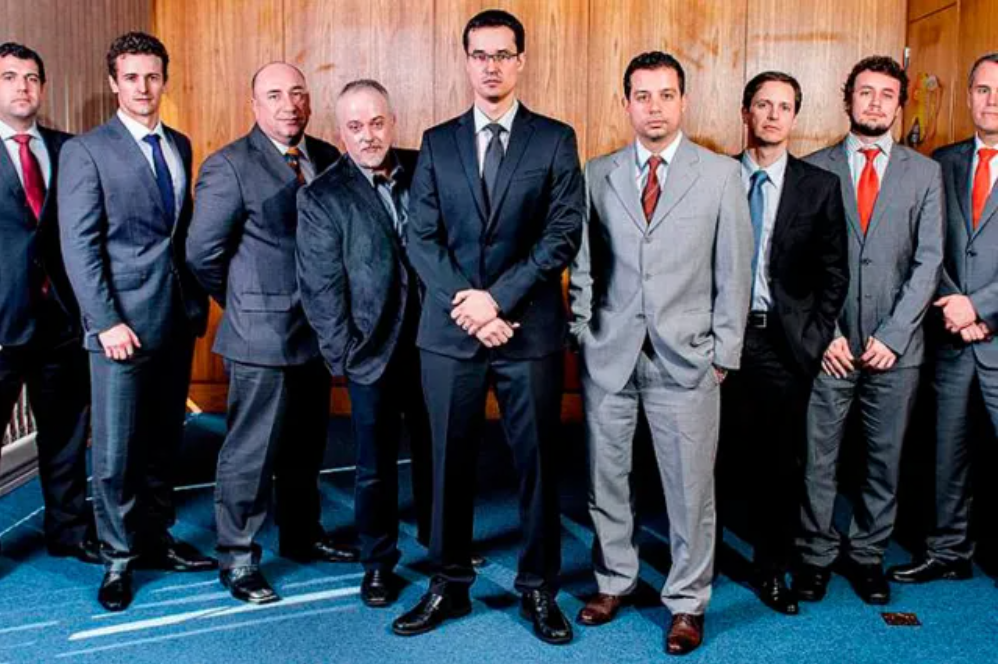 PT: Da Fundação em 1980 aos Escândalos de 2025 7 Este artigo detalha a trajetória do PT , desde seu nascimento em 1980 até os recentes casos de corrupção envolvendo ministros e aliados do presidente Luiz...