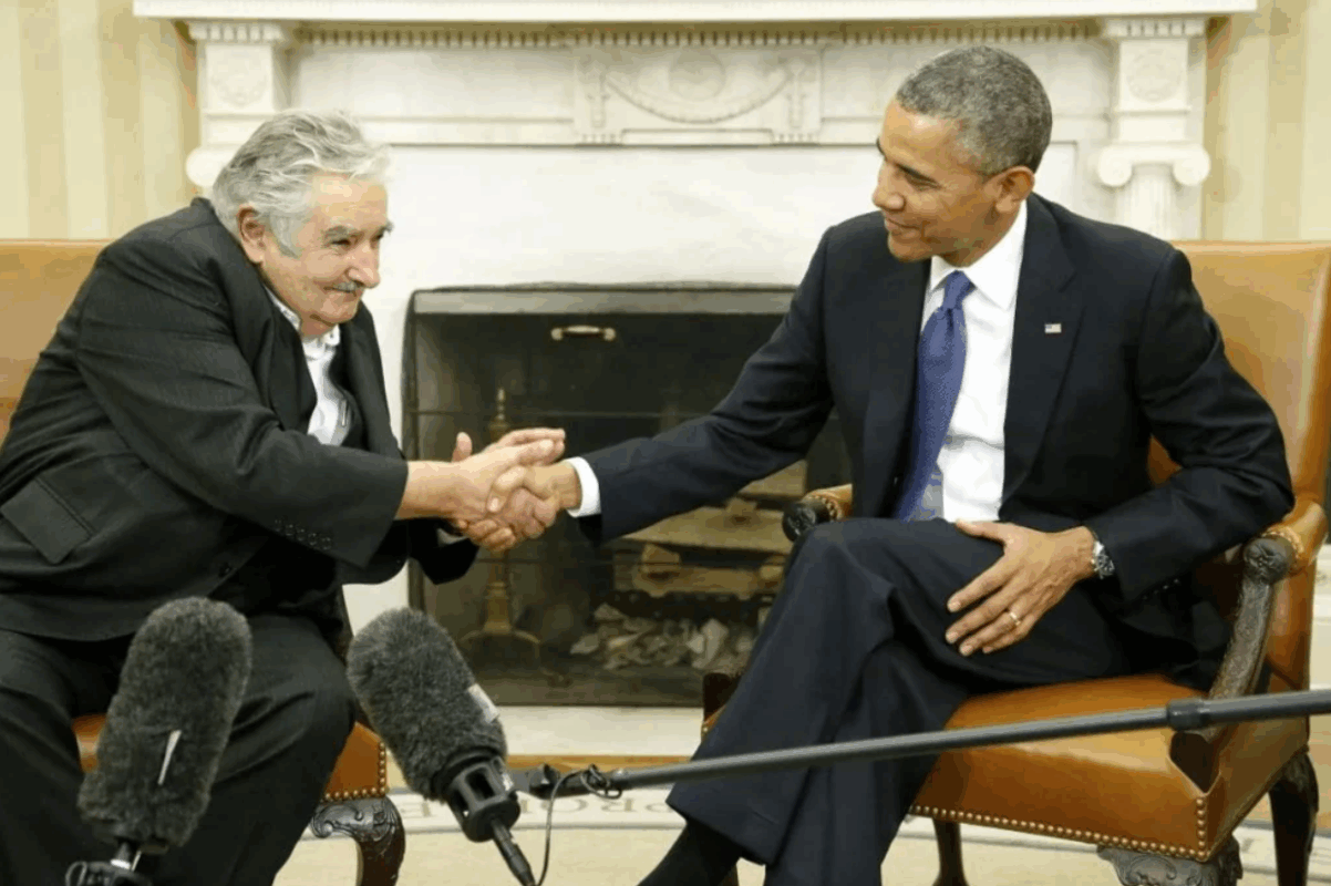 José Mujica: Guerrilheiro, Político e a Romantização de um Passado Violento 5 José "Pepe" Mujica, ex-presidente do Uruguai (2010-2015), é frequentemente retratado como um ícone de simplicidade e humanismo, mas sua trajetória está...