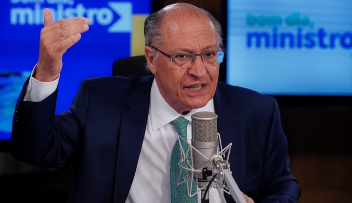 O Cinismo de Alckmin: De Crítico Feroz a Aliado de Lula Lino Tavares Se lhe for perguntado qual é o indivíduo mais sem vergonha e cínico do Brasil, você dirá...