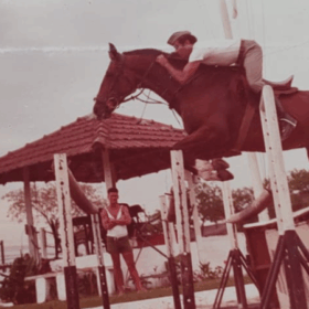 Cavalaria - Eles se conhecem pelo brilho no olho e o andar carrega o resultado dos combates de uma ancestralidade. Na memória de dias passados com GLÓRIA, somente os que...