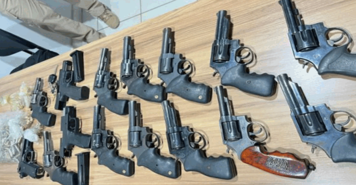 Esses fuzis chegam ao Brasil por rotas de contrabando, frequentemente desmontados em peças avulsas (para driblar controles aduaneiros), e são montados em...