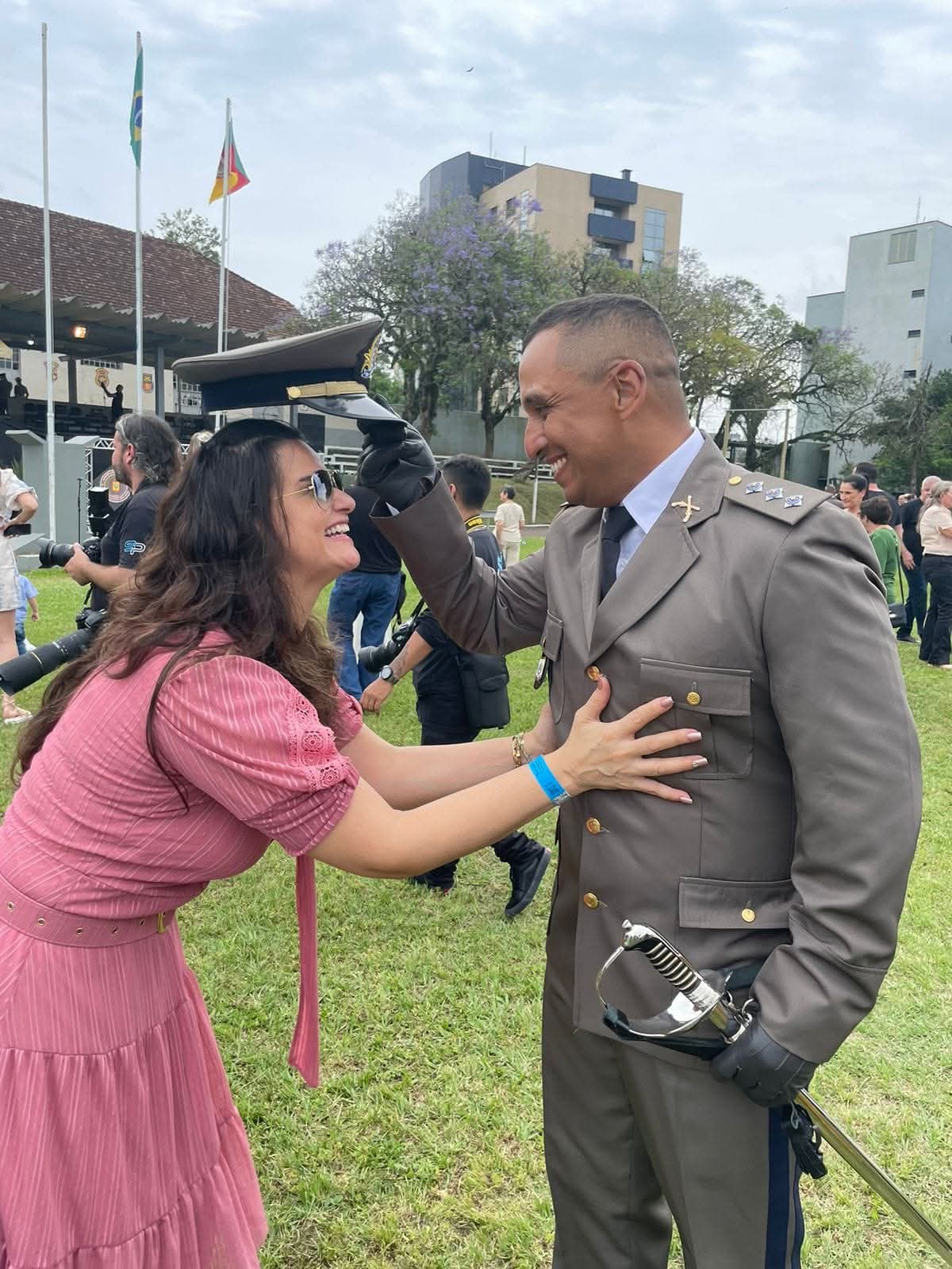 Capitão PM Fabiano Rocha: Trajetória de Honra e Dedicação na Brigada Militar do Rio Grande do Sul 3 O Capitão PM Fabiano Bastos da Rocha, oficial da Brigada Militar do Rio Grande do Sul, representa uma história de superação, disciplina e compromisso com a...