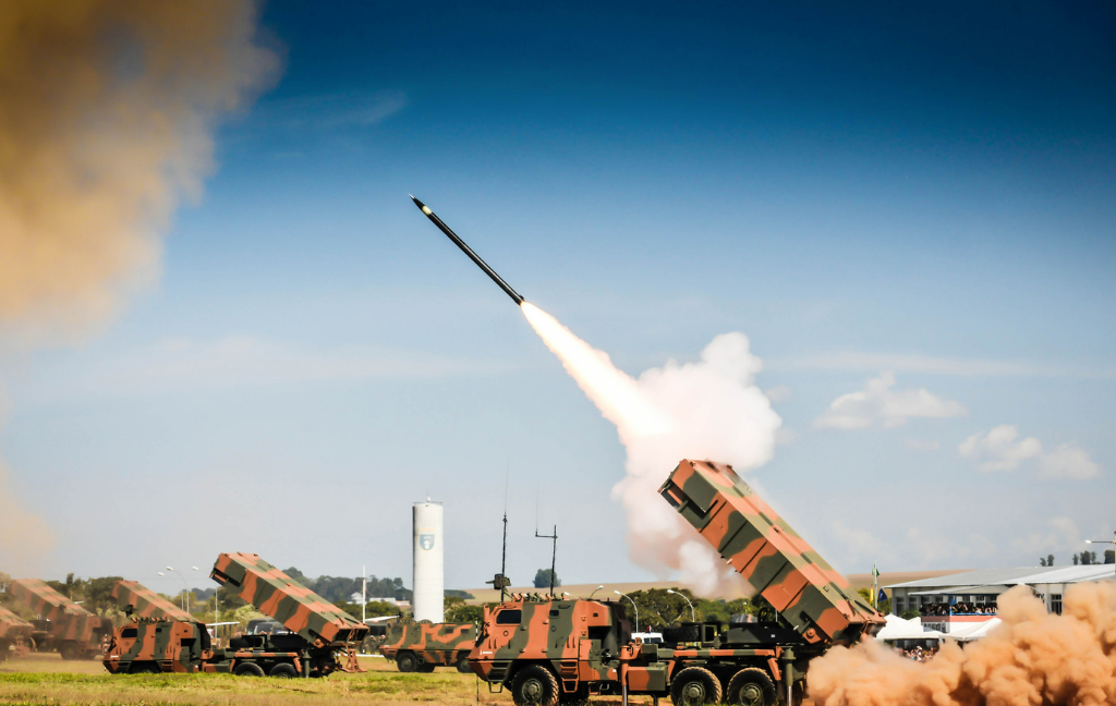 Você conhece o Exército Brasileiro? 4 O Exército Brasileiro é muito mais do que uma instituição de defesa; é um dos pilares mais sólidos sobre os quais se ergue a soberania da nação. Com presença...